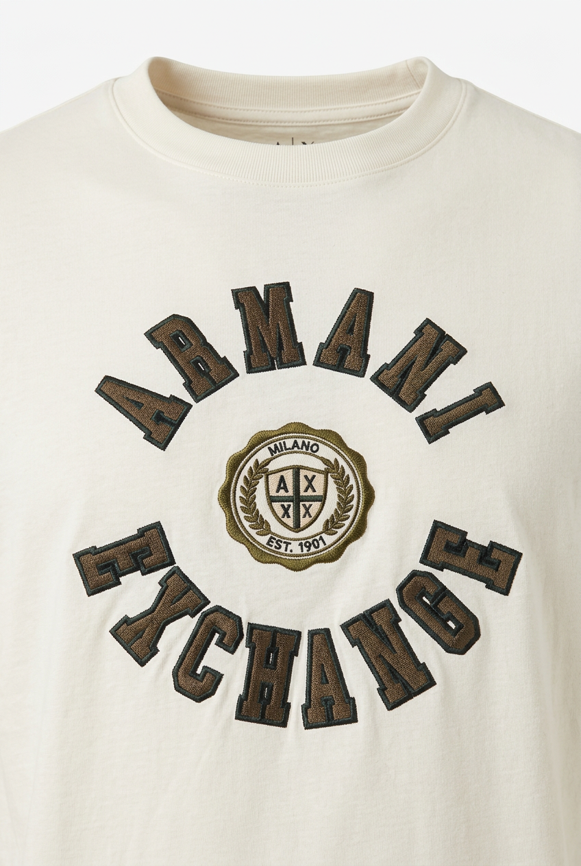 Camiseta Armani Exchange blanca escudo universitario