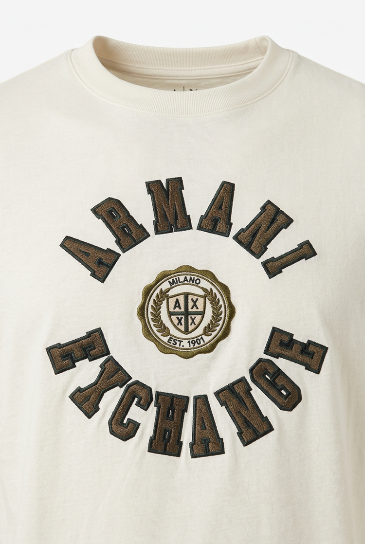 Camiseta Armani Exchange blanca escudo universitario