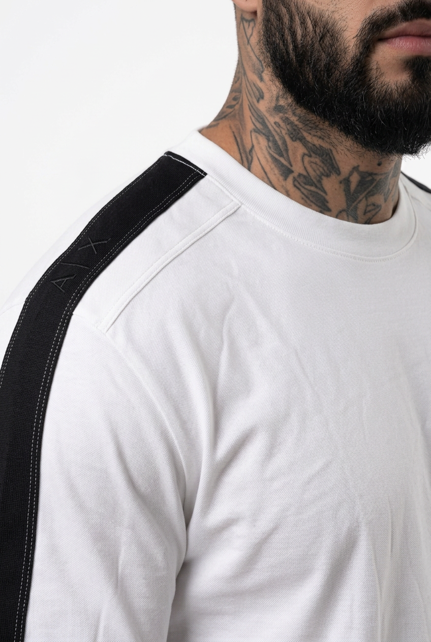 Camiseta Armani Exchange blanca con bandas en hombros
