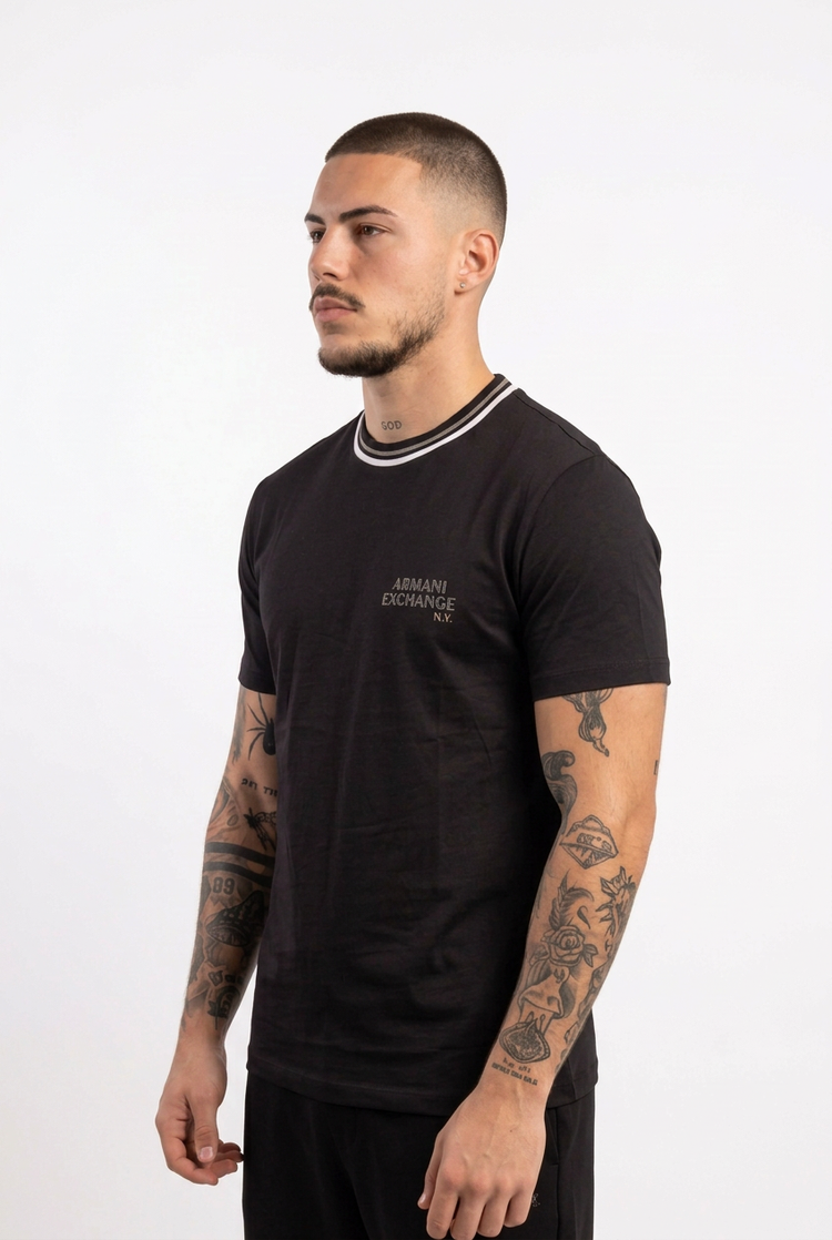 Camiseta Armani Exchange negra con ribete blanco