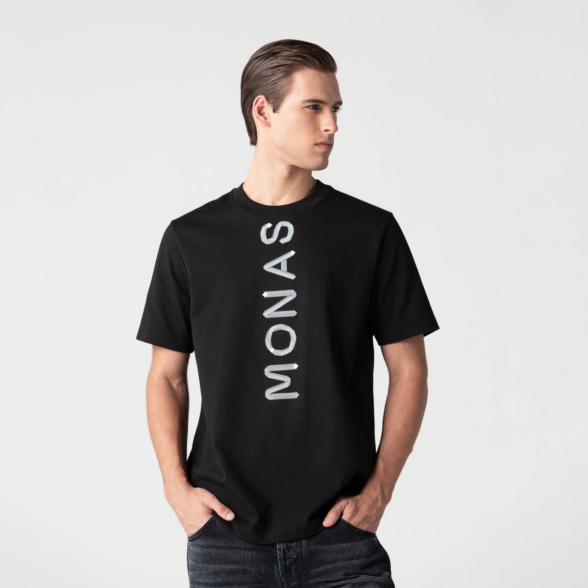 Modelo con ALTUM T-SHIRT MEN BLACK