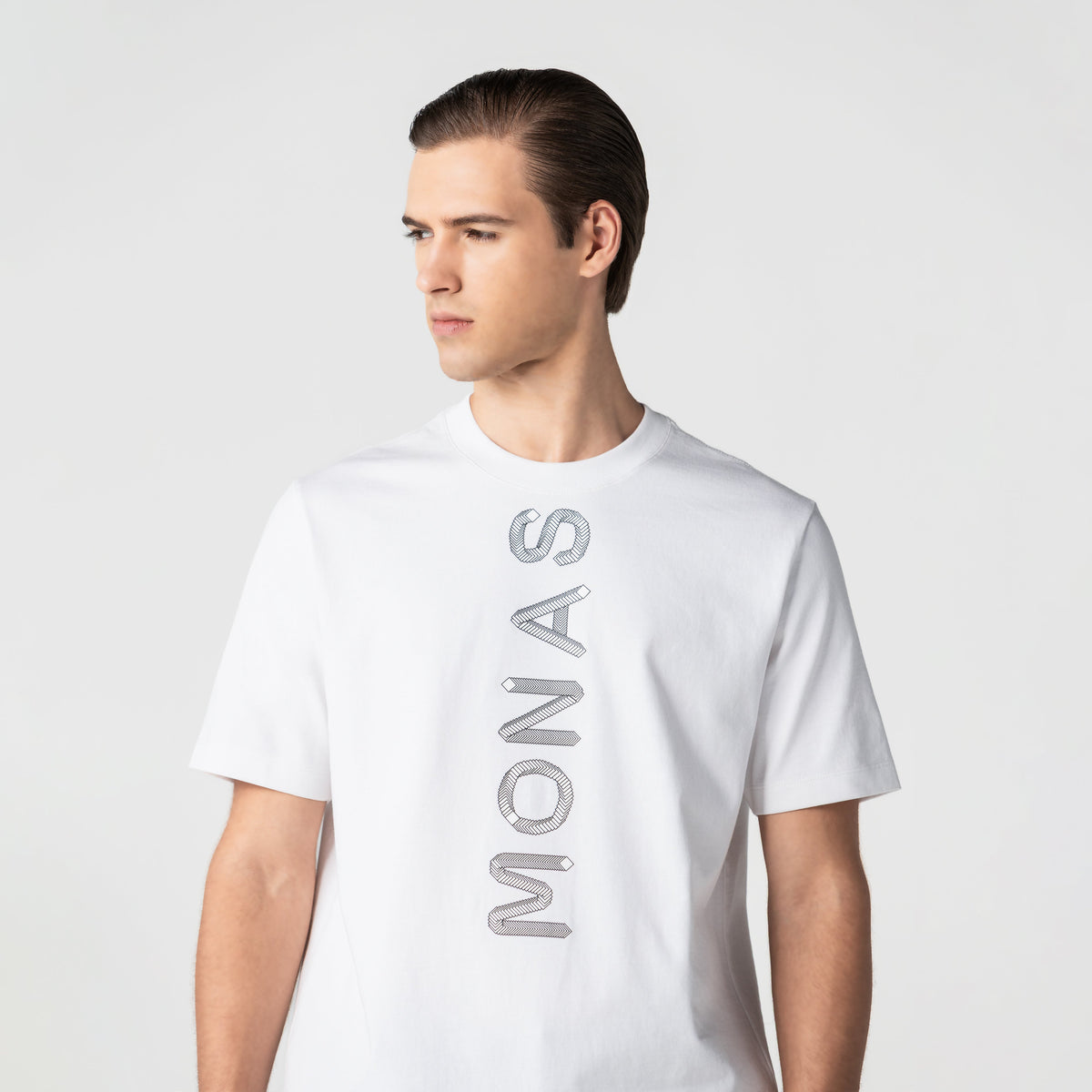 Modelo con ALTUM T-SHIRT MEN WHITE