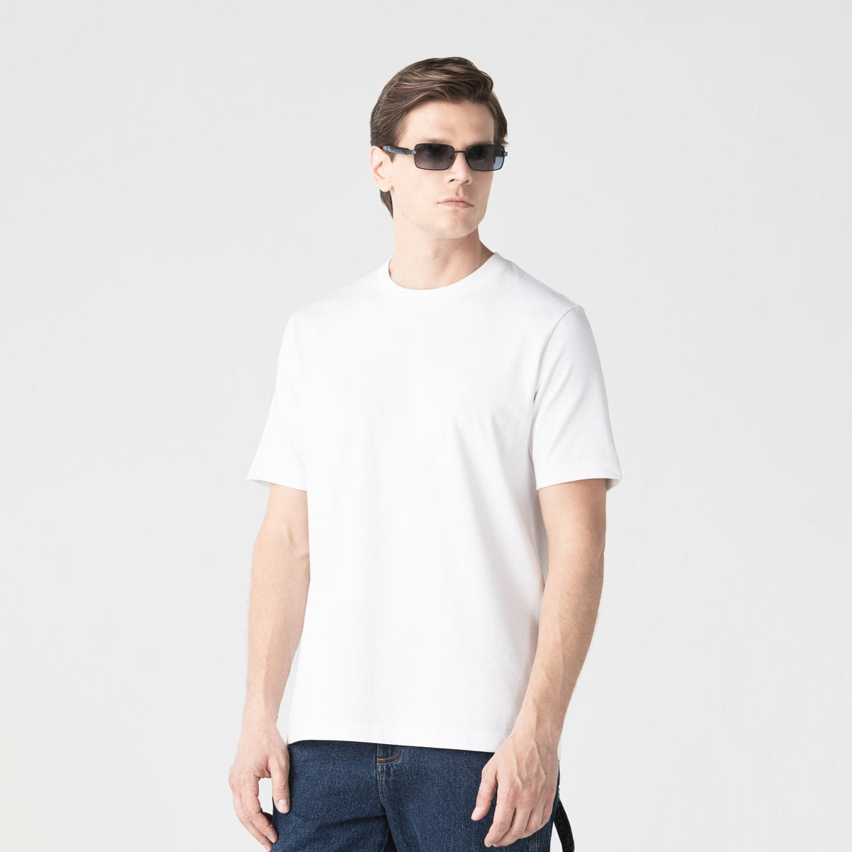 Modelo con OSIRIS T-SHIRT BASIC MEN WHITE