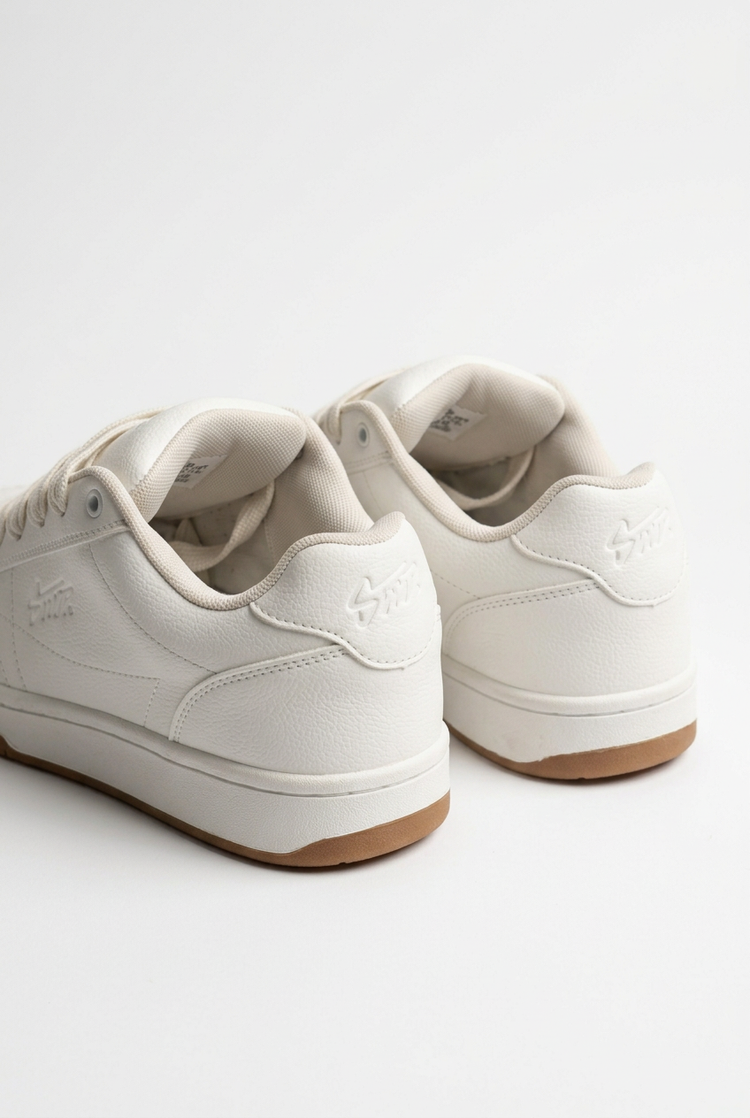 Zapatillas blancas con cordones anchos