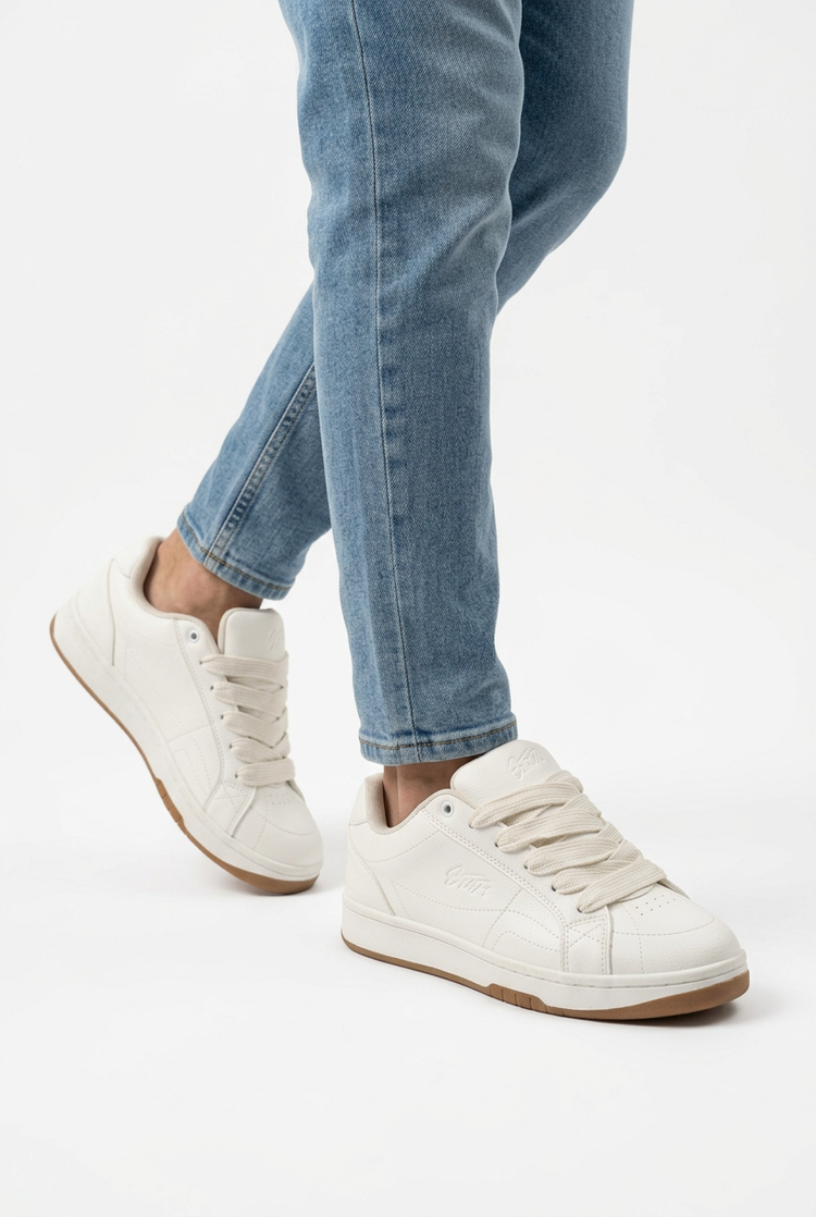 Zapatillas blancas con cordones anchos